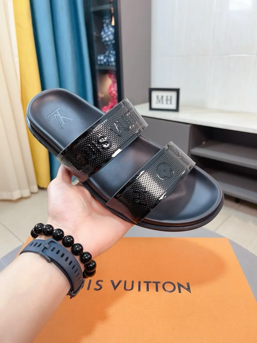 Ex-factory price 320🌹🌹 (lv-Louis Vuitton) new men's sandals, high-end boutique, exquisite embossed logo decoration on the upper, fine workmanship, super soft soles, casual, loose and comfortable, a must-have in summer! \nsize：38-44